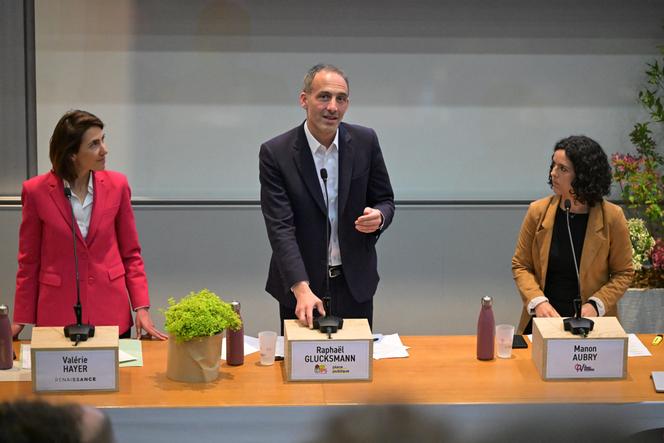 Valérie Hayer, eurodéputée du groupe Renew, Raphaël Glucksmann, eurodéputé du Parti socialiste et de Place publique, et Manon Aubry, eurodéputée du parti La France insoumise, assistent à un débat sur l’avenir du pacte vert pour les élections européennes du 9 juin, à Angers, le 16 avril 2024. 