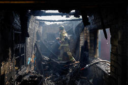 Un pompier dans une maison de Makiïvka, dans le Donbass, le 22 mai 2024.