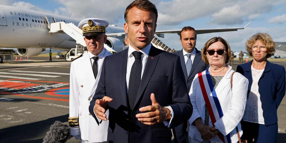 Emmanuel Macron s’adresse à la presse à son arrivée à l’aéroport international de Nouméa, le 23 mai 2024.