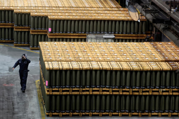 Des obus de 155 mm sont emballés pour l’expédition à l’usine de munitions de l’armée de Scranton, en Pennsylvanie, le 16 février 2023.