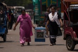 Des femmes transportent un ventilateur acheté au marché lors d’une journée de canicule, à New Delhi (Inde), le 22 mai 2024.