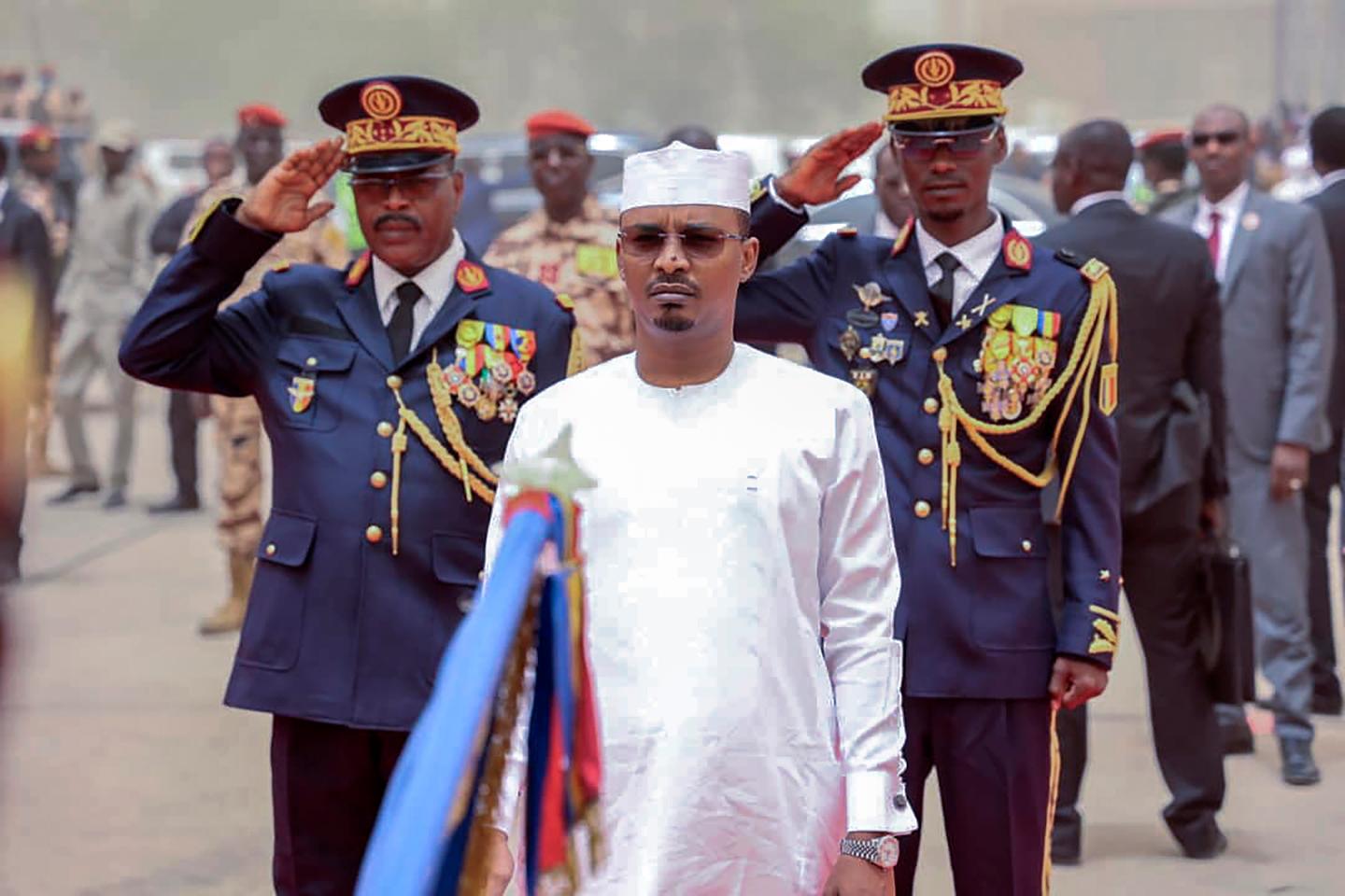 Mahamat Idriss Déby investido presidente, como antes que él su padre