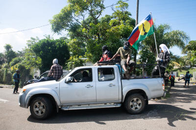 Des habitants du quartier de Montravel passent en voiture avec le drapeau indépendantiste, à Nouméa, en Nouvelle-Calédonie, le 23 mai 2024.