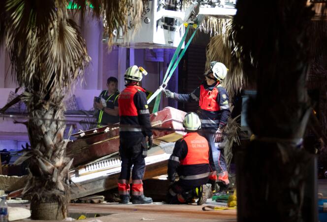 Personal de emergencia trabajando tras el derrumbe de un edificio, en Palma de Mallorca, el 23 de mayo de 2024.