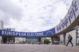 Devant le Parlement européen, à Bruxelles, le 23 mai 2024.