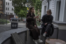 Yelizaveta Koval, 20 ans et Taïssia Krivko, 18 ans, dans la cour d’un de leurs cafés préféré à Kharkiv, Ukraine, le 15 mai 2024.