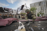 Un sapeur inspecte les fragments d’une bombe aérienne russe qui a frappé une zone d’habitation à Kharkiv, en Ukraine, le 22 mai 2024. 