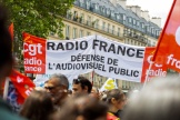 Manifestation contre le projet de fusion dans l’audiovisuel public, à Paris, le 23 mai 2024.