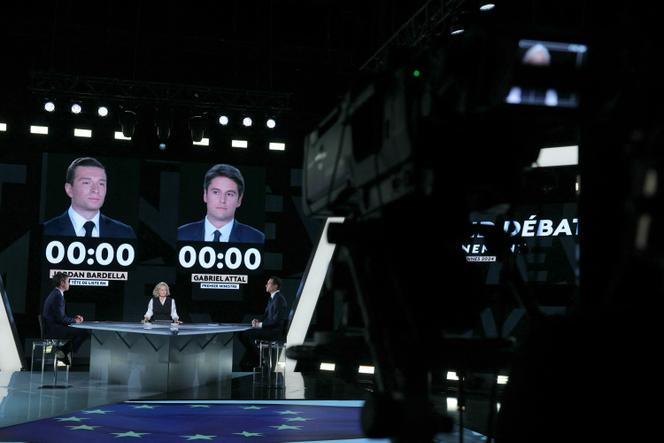 La tête de liste RN aux européennes, Jordan Bardella, et le premier ministre, Gabriel Attal, sur le plateau de France 2, le 23 mai 2024.