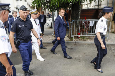 Le président français Emmanuel Macron visite le commissariat central de Nouméa, Nouvelle-Calédonie, le 23 mai 2024.