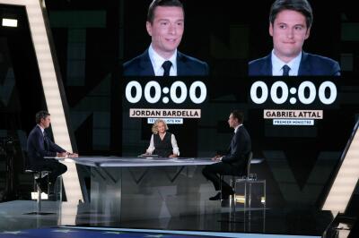 Gabriel Attal et Jordan Bardella sur le plateau de France 2, lors d’un débat animé par la journaliste Caroline Roux, le 3 mai 2024. 