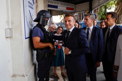 Le président français, Emmanuel Macron, visite le commissariat central de Nouméa, en Nouvelle-Calédonie, le 23 mai 2024.