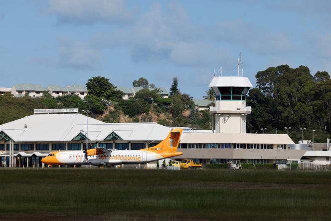 Un avion d’Air Calédonie sur le tarmac de l’aéroport de Nouméa-Magenta, le 23 mai 2024.