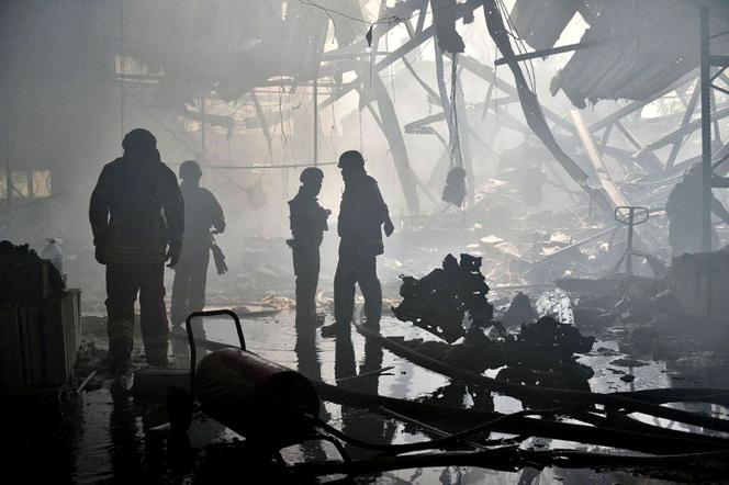 Cette photo, publiée sur le compte Telegram du chef adjoint du bureau du président de l’Ukraine, Oleksii Kuleba, le 23 mai 2024, montre des agents des forces de l’ordre travaillant sur le site d’une attaque au missile à Kharkiv, dans le cadre de l’invasion russe de l’Ukraine. Il s’agit du dernier bombardement aérien en date sur cette ville ravagée par la guerre.