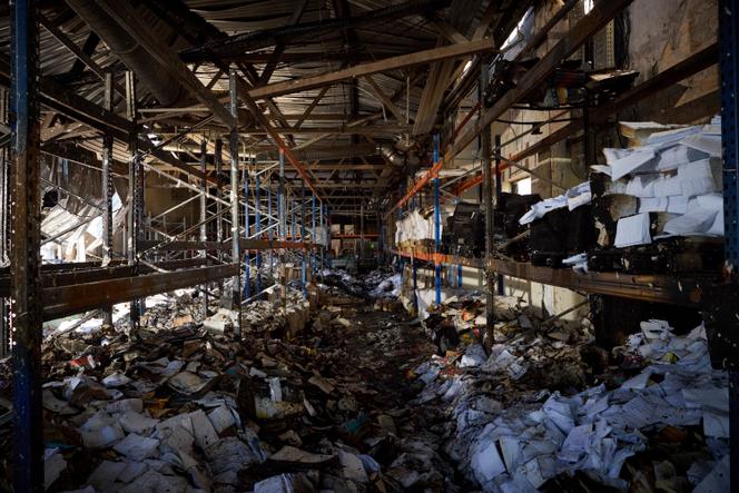 Des livres brûlés visibles dans l’atelier endommagé de la plus grande imprimerie d’Ukraine, détruite lors de l’attaque de missiles russes qui a tué sept civils à Kharkiv, vendredi 24 mai 2024.