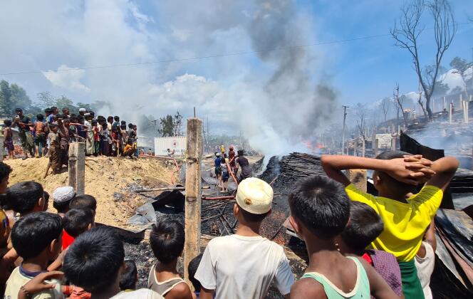 Refugiados rohingya miran los escombros de sus hogares carbonizados por un incendio en el campamento de Ukhia, en Cox's Bazar, Bangladesh, el 24 de mayo de 2024. 