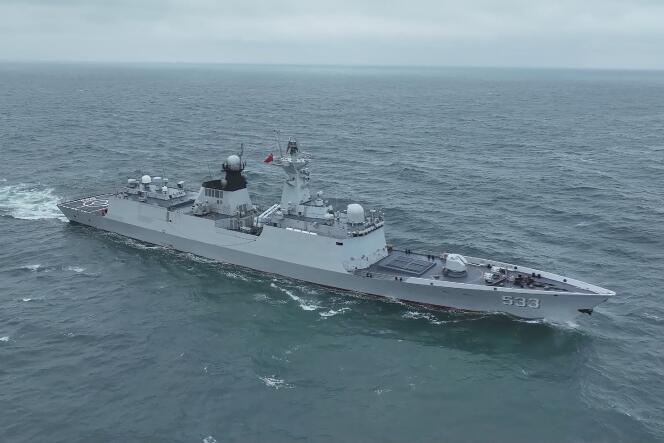 Fotografía sin fecha, publicada el 24 de mayo de 2024 por el ejército chino, que muestra un buque de guerra durante el ejercicio militar 