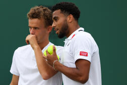 Arthur Fils et Lucas Van Assche, lors d’un match de double à Wimbledon, le 9 juin 2023, près de Londres.