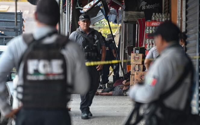 Investigadores en la escena del crimen en Acapulco, estado de Guerrero, México, 23 de mayo de 2024. 