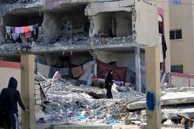 Los palestinos observan los daños tras un ataque aéreo israelí en Rafah, en el sur de la Franja de Gaza, el 22 de mayo de 2024.