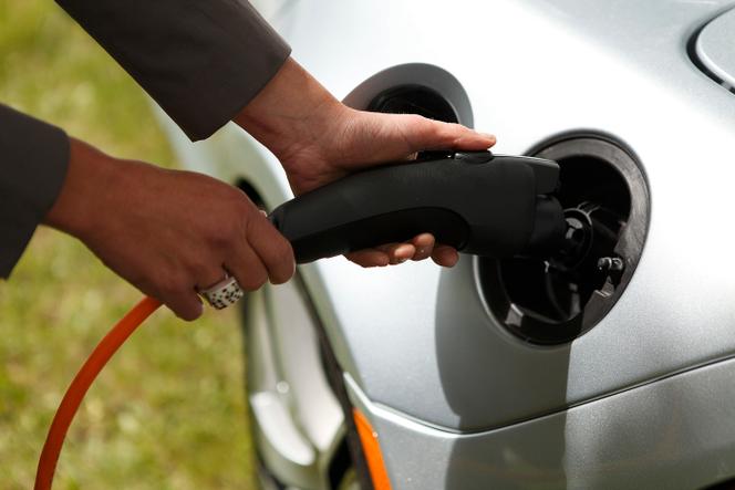 En France, plus de 80&nbsp;% des conductrices et des conducteurs de véhicules électriques rechargent leur voiture à domicile. 