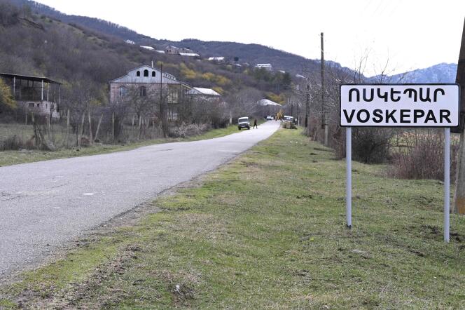 Una señal de tráfico a la entrada del pueblo de Voskepar (Ashaghi Askipara, en azerbaiyano), 27 de marzo de 2024.