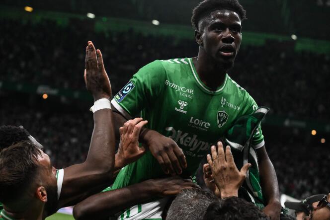 Nathanaël Mbuku celebra el segundo gol de Saint-Etienne durante el partido de play-off de la Ligue 2 entre AS Saint-Etienne y Rodez AF en el estadio Geoffroy-Guichard de Saint-Etienne, el 24 de mayo de 2024.