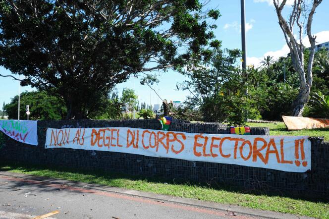 Bannière contre le dégel du corps électoral en Nouvelle-Calédonie, le 24 mai 2024.