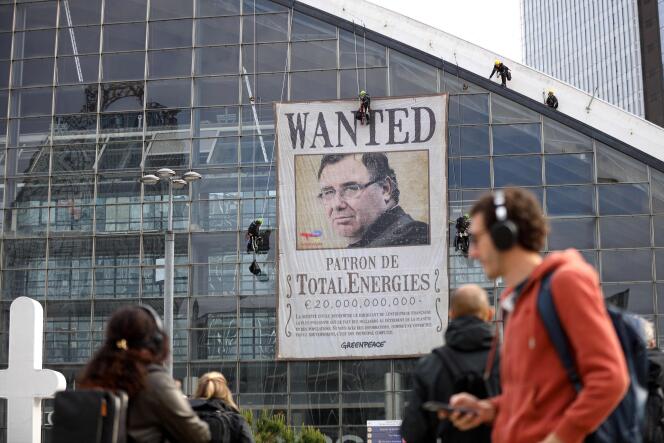 Activistas de Greenpeace desplegaron una pancarta que mostraba al jefe de TotalEnergies, Patrick Pouyanné, “buscado por la sociedad civil”, el viernes 24 de mayo de 2024 en La Défense.
