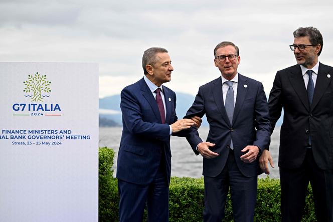 Il governatore della Banca d'Italia Fabio Panetta (a sinistra), il ministro italiano dell'Economia e delle Finanze Giancarlo Giorgetti (a destra) e il governatore della Banca del Canada Tiff Maclay arrivano per una foto a margine della riunione dei ministri delle Finanze del G7 a Stresa, il 24 maggio 2024 .