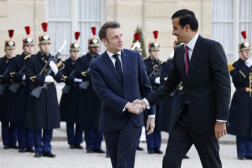 Emmanuel Macron accueille l’émir du Qatar Cheikh Tamim bin Hamad al-Thani à l’Elysée, le 15 février 2023.