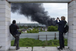Des journalistes étrangers depuis un point d’observation à Kharkiv, en Ukraine, le 17 mai 2024.
