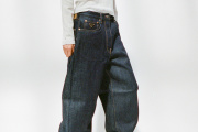 Jeans Selvedge, en coton, 1 400 €, mules Prada. prada.com – Tee-shirt Flore Flore. flore-flore.com
