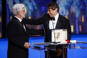 Le réalisateur américain Sean Baker reçoit la Palme d'Or pour son film « Anora », le 25 mai 2024.