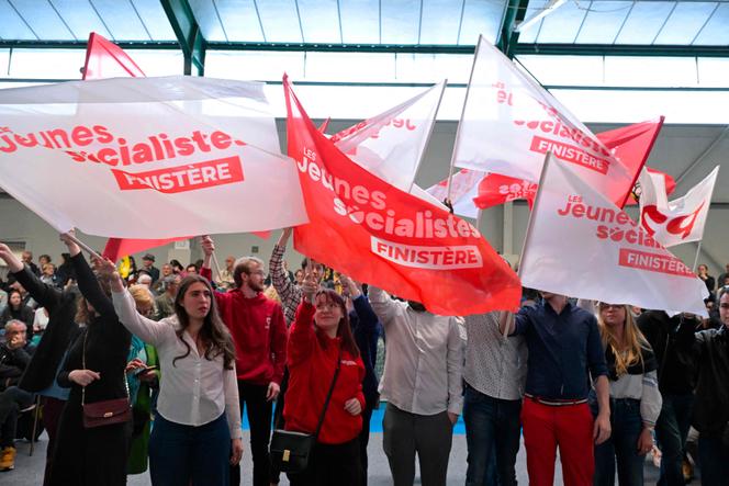 Des jeunes militants socialistes lors d’un meeting de Raphaël Glucksmann, tête de liste du Parti socialiste et de Place publique pour les élections européennes, à Brest, le 25 mai 2024.