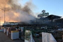 De la fumée s’élève à la suite d’une attaque aérienne sur un supermarché de bricolage, à Kharkiv, le 25 mai 2024.