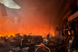 Des pompiers dans le centre commercial Epicentr de Kharkiv, bombardé par l’armée russe, samedi 24 mai 2024. 