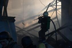 Un pompier ukrainien intervient pour éteindre un incendie dans une quincaillerie à la suite d’une frappe russe à Kharkiv, le 25 mai 2024.