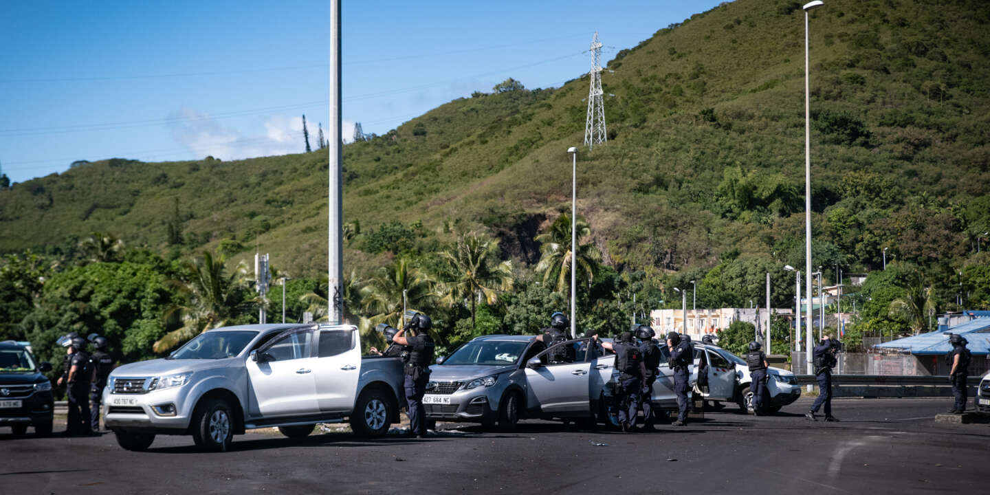 Regarder la vidéo En direct, Nouvelle-Calédonie : le policier auteur du tir ayant fait un septième mort vendredi n’était pas en service, il se trouvait dans un véhicule pris à partie sur un barrage