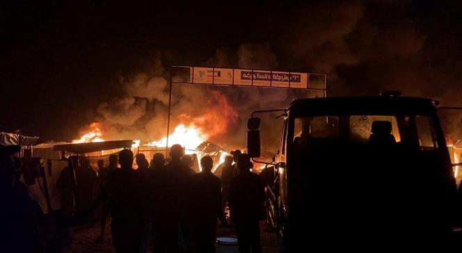 Un incendie fait rage dans un centre pour déplacés proche de Rafah, dans le sud de la Bande de Gaza, après des bombardements israéliens, le 26 mai 2024. 