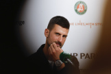 Le Serbe Novak Djokovic, tenant du titre à Roland-Garros, en conférence de presse, à Paris, dimanche 26 mai 2024.