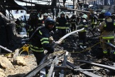 Des pompiers interviennent dans un supermarché de Kharkiv détruit par une frappe russe, le 26 mai 2024.