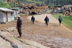 Près du site d’un glissement de terrain, dans le village de Mulitaka (province d’Enga), en Papouasie-Nouvelle-Guinée, le 26 mai 2024.