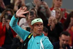L’Espagnol Rafael Nadal fait son entrée sur le court Philippe-Chatrier face à l’Allemand Alexander Zverev, lundi 27 mai. 