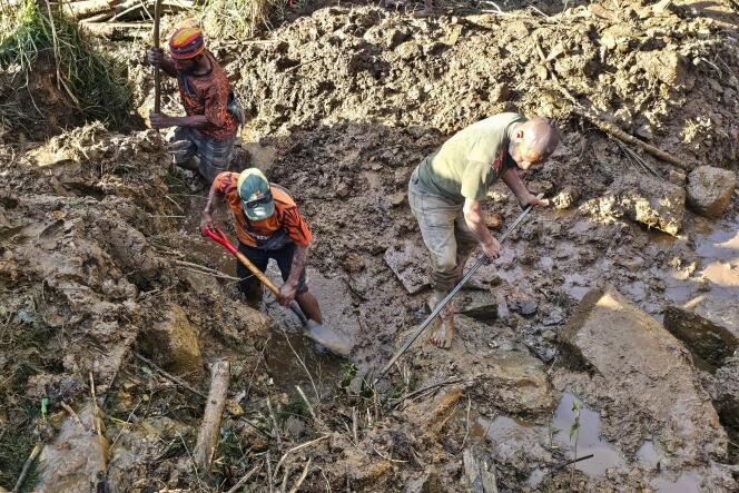 La gente busca entre los escombros en el lugar de un deslizamiento de tierra, en la provincia de Enga, Papúa Nueva Guinea, el 27 de mayo de 2024.
