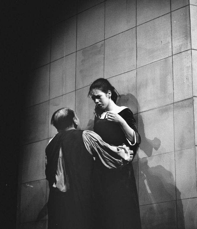 Pierre Dux et Isabelle Adjani, dans « L’Ecole des femmes », de Molière, sur une mise en scène de Jean-Pierre Roussillon, à la Comédie-Française, à Paris, en mai 1973.