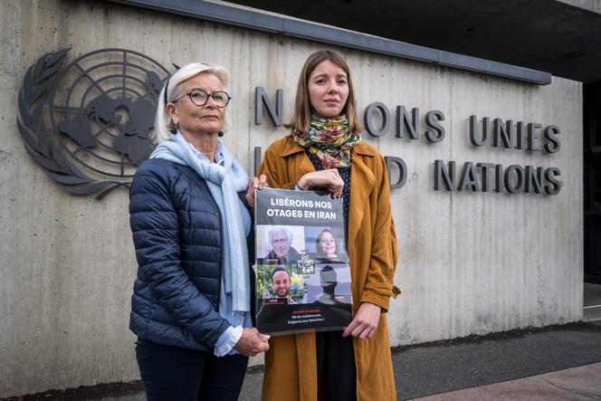 Sylvie Arnaud, mère de Louis Arnaud, et Noémie Kohler, sœur de Cécile Kohler, proches de détenus en Iran, devant les bureaux des Nations unies, à Genève, le 27 mai 2024.