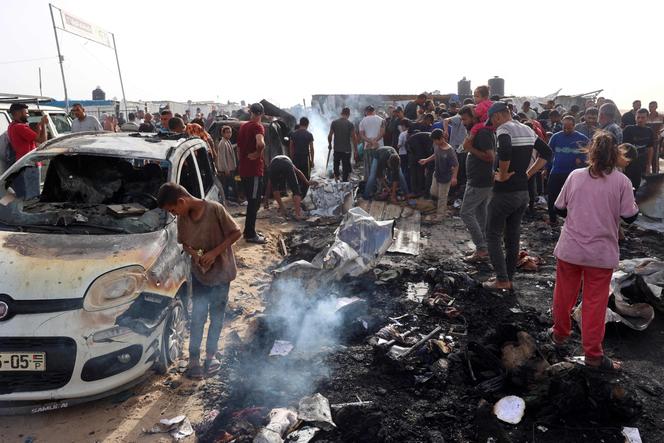 In un campo per sfollati preso di mira da un raid israeliano a Rafah, nella Striscia di Gaza, il 27 maggio 2024.