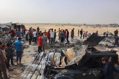 A Rafah, après qu’Israël a combardé un camp de déplacés, dans le sud de la bande de Gaza, le 27 mai 2024.