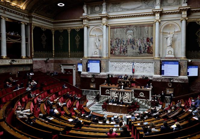 La ministre française du Travail, de la Santé et de la Solidarité, Catherine Vautrin, s'exprime lors du débat sur le projet de loi sur le droit de mourir à l'Assemblée nationale à Paris, le 27 mai 2024.